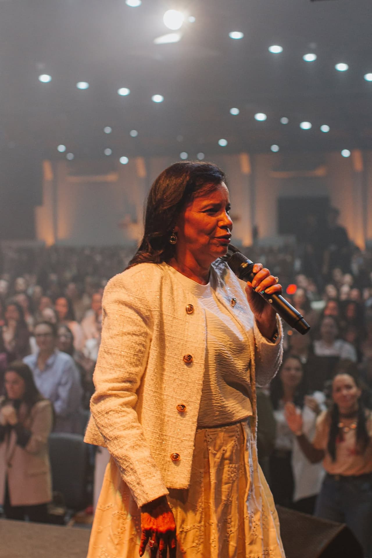 Pra. Ezenete ministrando com paixão
