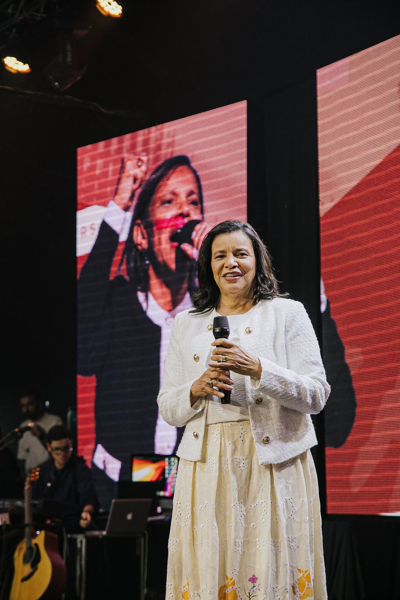 Pra. Ezenete Rodrigues no palco do Flowers 2026