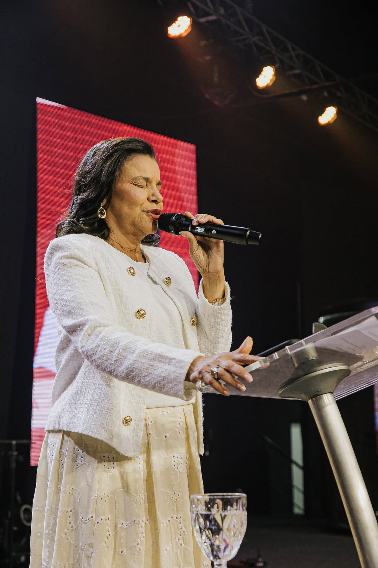 Pra. Ezenete no palco com a plateia ao fundo